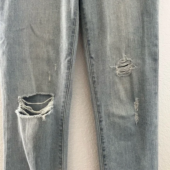 “Universal thread” light wash jeans - Picture 2 of 5